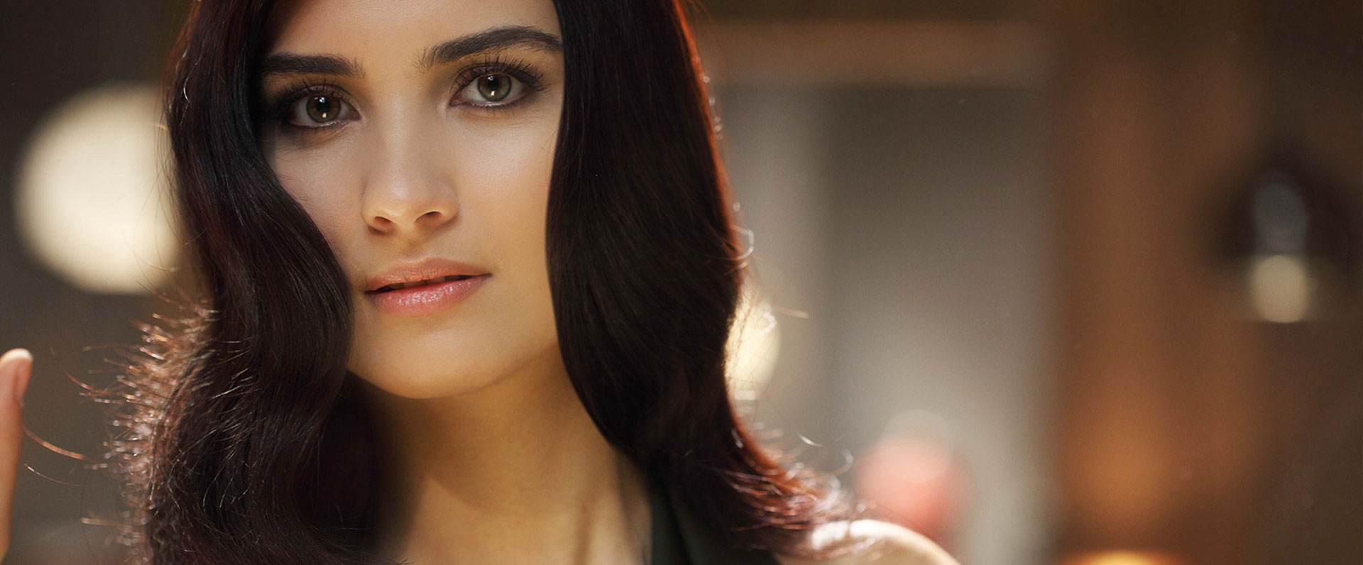 Tuba Büyüküstün MAD Celebrity